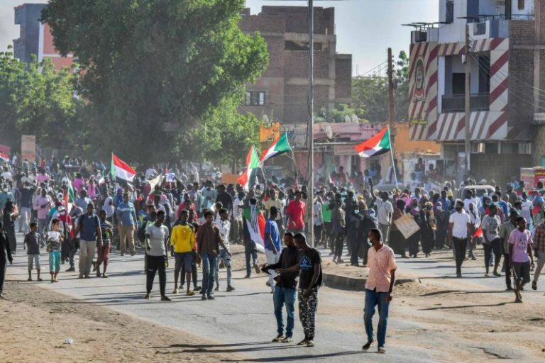 Des milliers de Soudanais dans la rue contre le pouvoir militaire