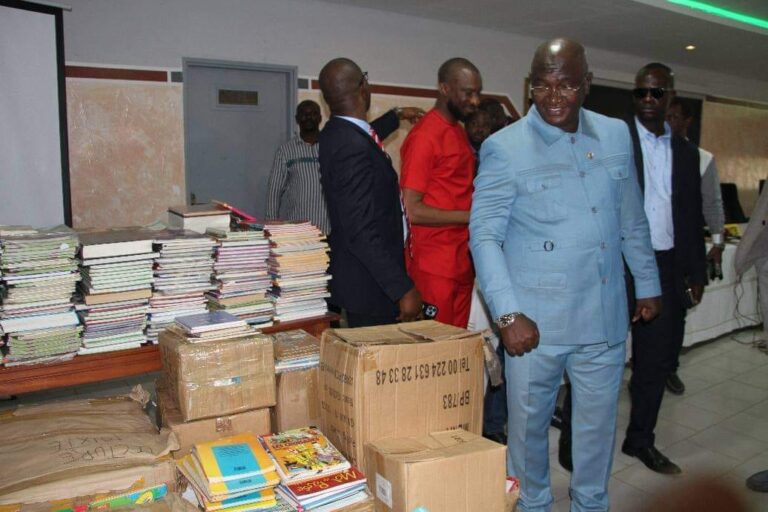 Guinée/Education : Le Président de la transition fait un don de livres aux élèves