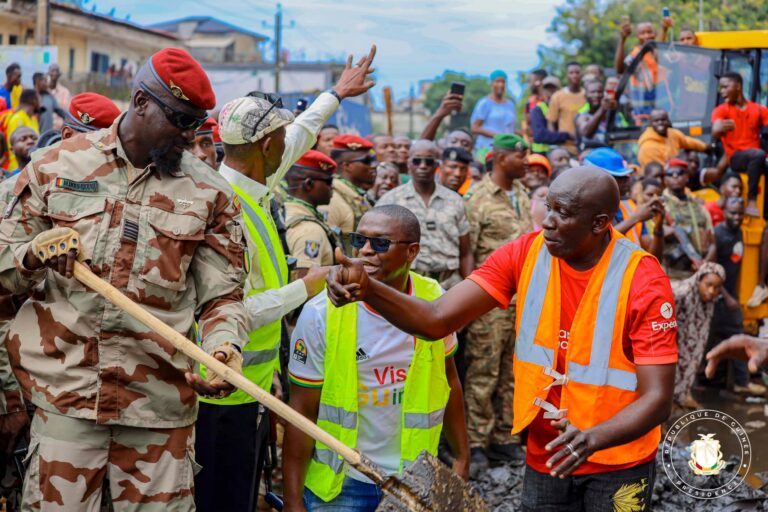 Guinée/Journée d’Assainissement : Le Chef de l’Etat, le Colonel Mamadi Doumbouya sur le terrain pour donner le bon exemple