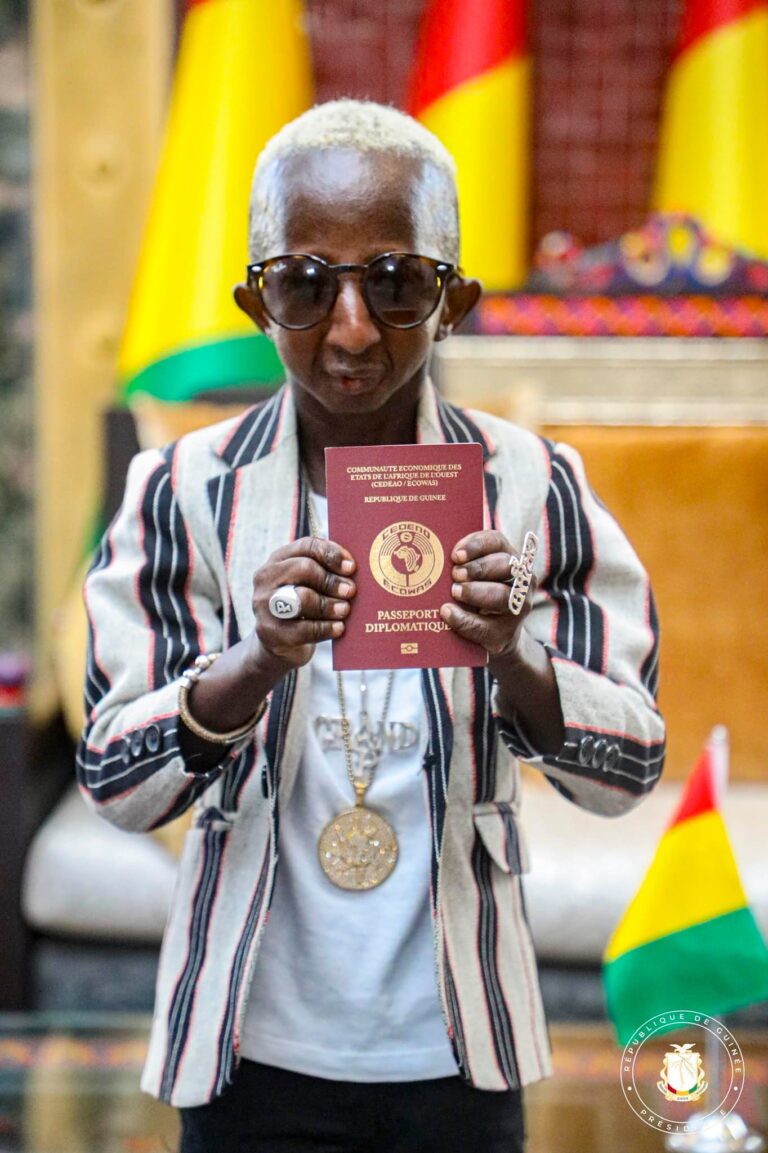 Guinée/Culture : L’artiste ‘’Grand P’’ désormais détenteur d’un passeport diplomatique