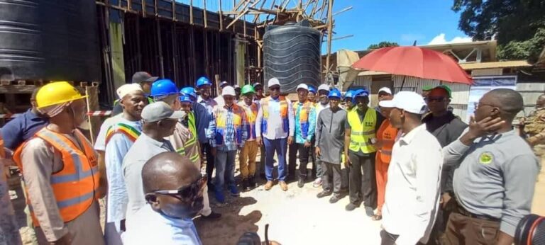 Guinée/Kamsar: Le premier ministre visite le centre de dialyse de l’ANAIM en plein chantier