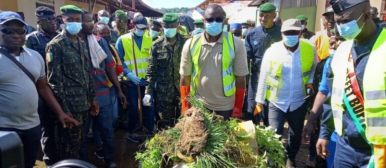 Boké: Le premier ministre  Bernard Gomou lance la 3ème journée  d’assainissement au marché 400 bâtiments