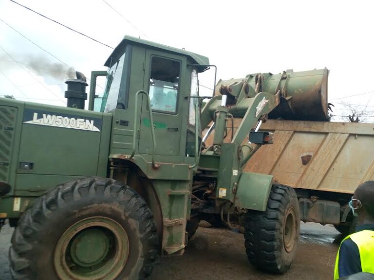 Conakry/Avaria: les ordures issues des friperies débordent sur l’autoroute; les autorités n’en veulent plus