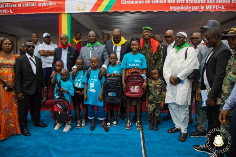 Guinée/Humanitaire : Le Chef de l’Etat offre des kits scolaires à l’orphelinat ‘’SOS villages d’enfants’’