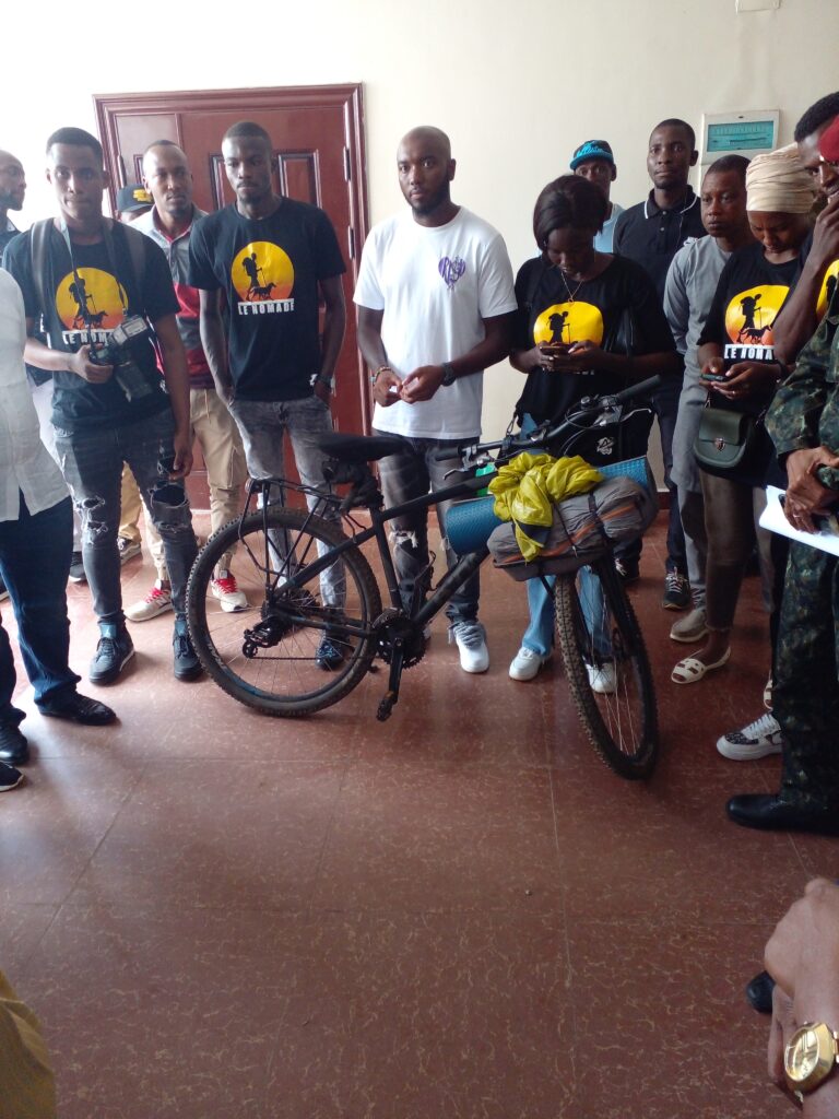 Conakry/Société: Amadou Saliou Bah nomade offre son vélo au Musée National de Kaloum
