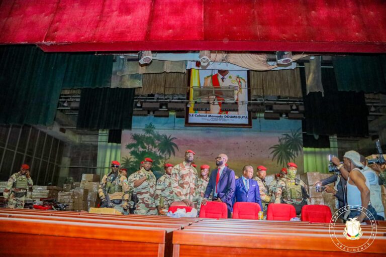 Guinée/Palais du Peuple : Le Colonel Mamadi Doumbouya constate le niveau d’avancement des travaux de rénovation