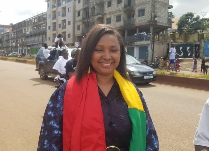 Conakry-Fête d’indépendance : Madame  Maimouna Barry,  membre du CNT fête  avec les jeunes de l’axe