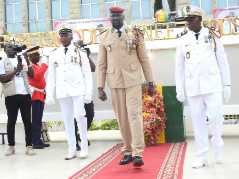 Guinée/An 64 de l’indépendance : Le président de la République dépose une gerbe de fleurs à la place des Martyrs