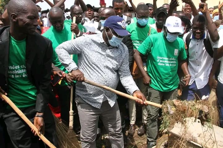 Conakry /Éducation : Le ministre Guillaume Harwing lance les journées civiques et d’assainissement dans les concessions scolaires au lycée Ahmed Sékou Touré