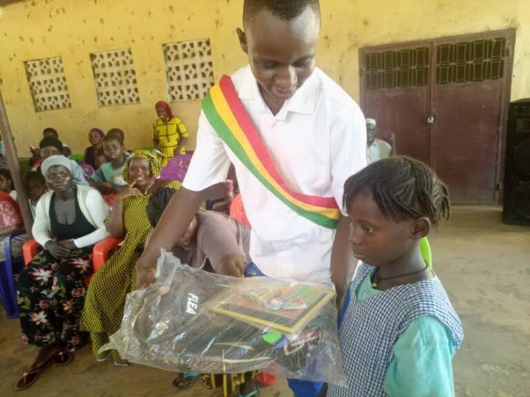 Kindia/Bangouya : remise des kits scolaires aux enfants vulnérables