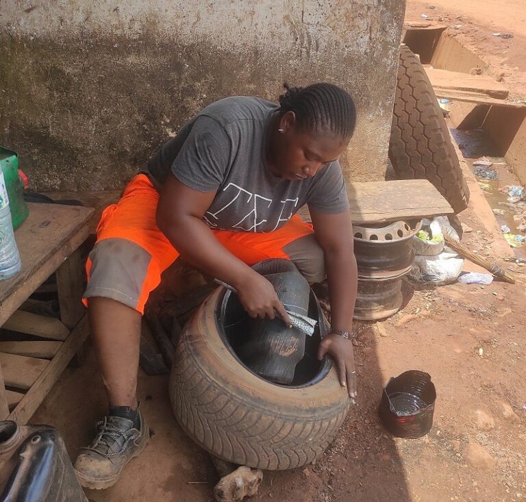 Guinée-Société : A la tête d’une équipe de cinq jeunes, Sayon Cissé pneumaticienne fait preuve de bravoure dans son travail