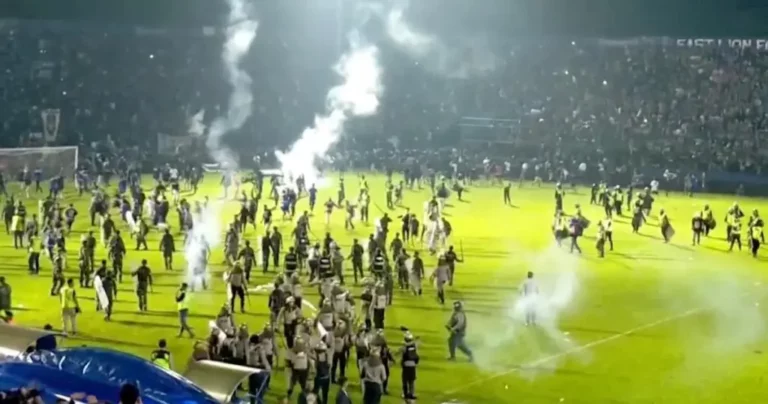 Drame dans un stade de football en Indonésie : 125 morts, le bilan revu à la baisse