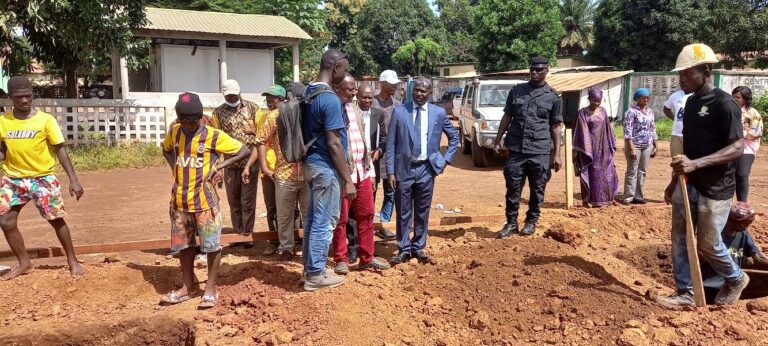 Boké-Santé : Le gouverneur visite le site du nouveau dépôt de la PCG à Yomboya