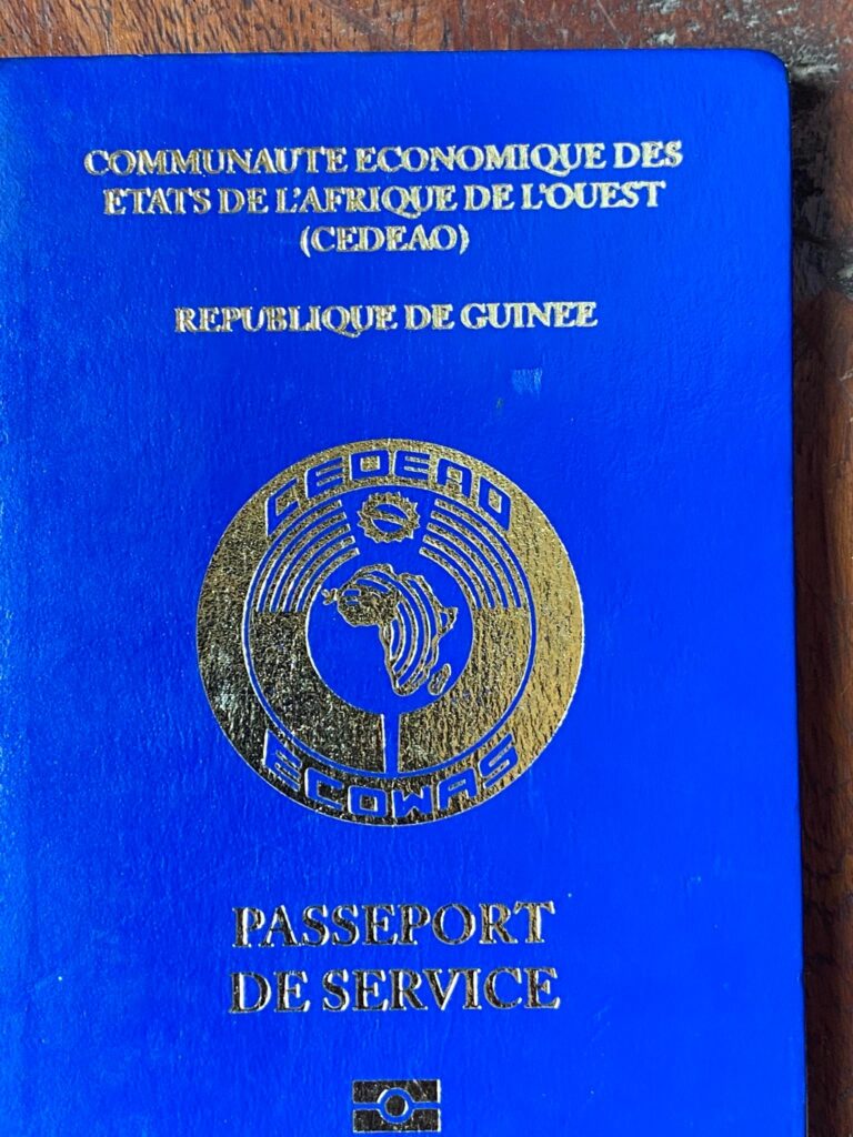 Guinée : « L’émission des passeports de services est manifestement soumise à des manœuvres…», regrette Colonel Mamadi Doumbouya