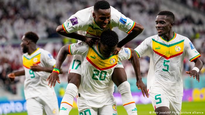 Coupe du Monde 2022: le Sénégal se réveille, le Qatar au bord de l’élimination