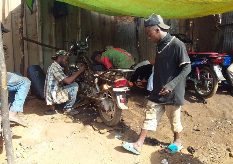Guinée : La mécanique, un métier envahi par les mineurs