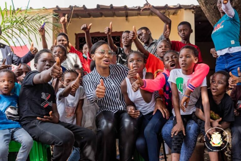 Guinée/ NOEL: La ministre du Plan et de la Coopération Internationale fête avec les enfants de l’Orphelinat « Régina Maris » de Kipé
