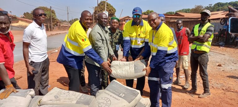 Boké/Réhabilitation de la Voirie urbaine: La Société GAC offre 35 tonnes de ciments et 370 barres de fer à béton à la commission de suivi