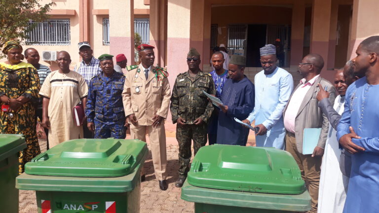 LE GOUVERNEUR DE LA REGION DE KINDIA PARTAGE DES POUBELLES