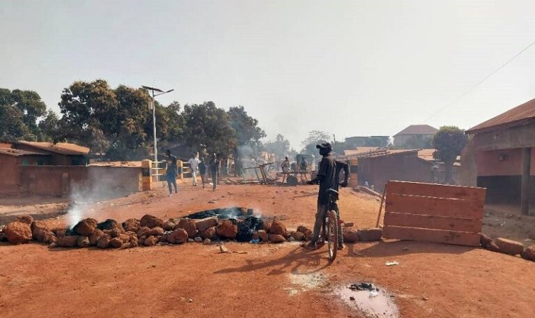 Siguiri : Les jeunes de  Madinakoura manifestent pour le bitumage  du tronçon Bar-Coya