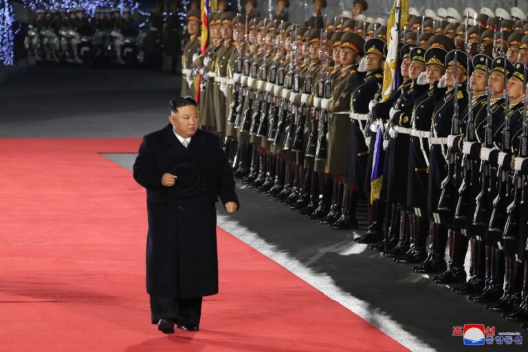 RPD de Corée : KIM JONG UN assiste à la parade militaire consacrée au 75ème anniversaire de la fondation de l’Armée coréenne