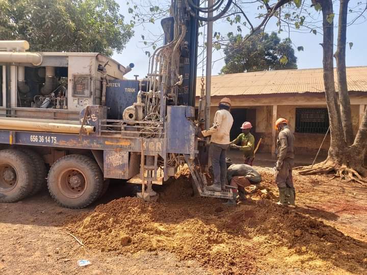 Mamou: L’école primaire Sory Condé dispose désormais d’un forage électrique