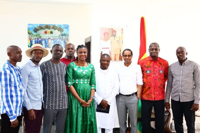 Guinée/MIC: La ministre Aminata Kaba échange avec les membres du Conseil d’Administration de la Maison de la Presse