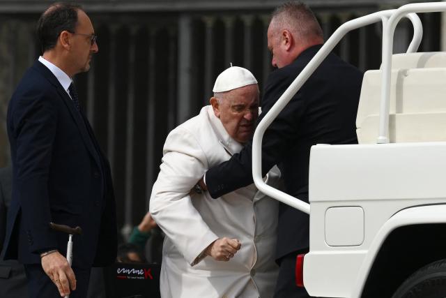 Le pape François hospitalisé pour un « problème cardiaque »