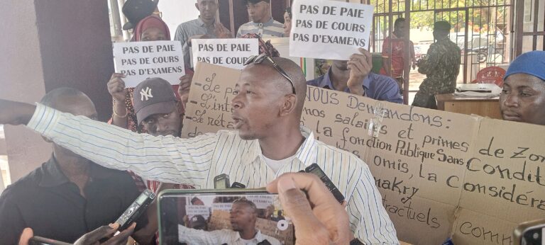 Labé/Éducation : Des centaines d’enseignants contractuels occupent les rues