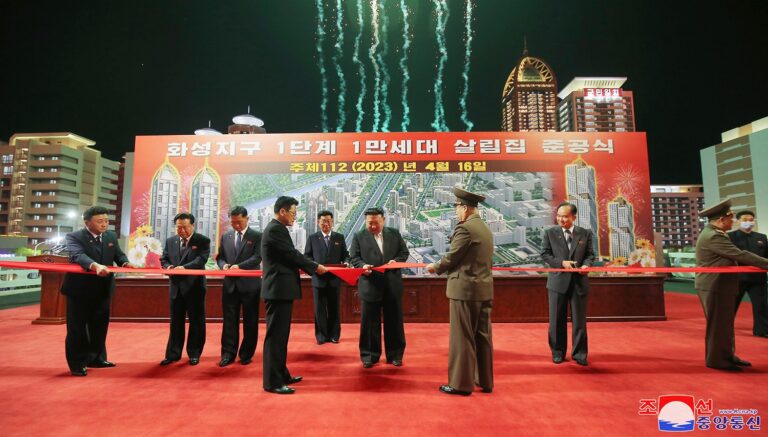 RPD de Corée : Kim Jong Un coupe le ruban inaugural de 10 000 nouveaux logements dans le secteur de Hwasong