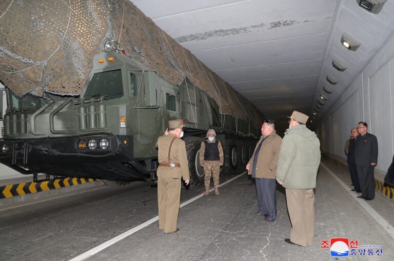 RPD de Corée : Kim Jong Un dirige sur place le premier lancement d’essai du missile balistique intercontinental de nouveau modèle « Hwasongpho-18 »