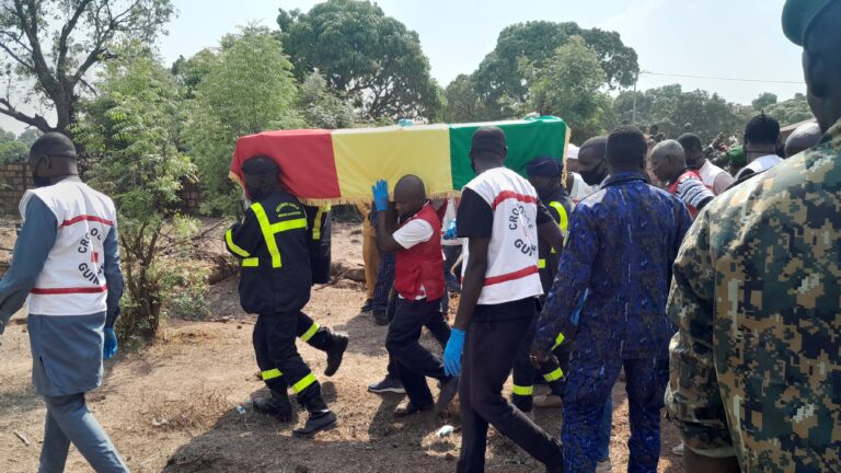 Kankan : Une foule immense accompagne l’ex première dame Hadja Djenè Kaba Condé à sa dernière demeure!