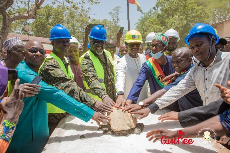 Pita: le ministre Alpha Bacar Barry pose la première pierre pour la rénovation et l’extension du CEED