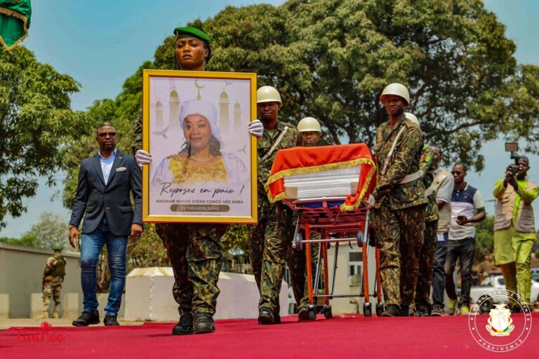 Guinée/Symposium: Le Chef de l’Etat rend un dernier hommage à feue Mme Condé Hadja Djènè Kaba