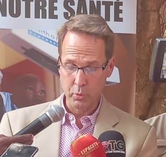 Boké-Diplomatie : L’ambassadeur des États-Unis en Guinée en visite de travail au centre de santé de Kolaboui