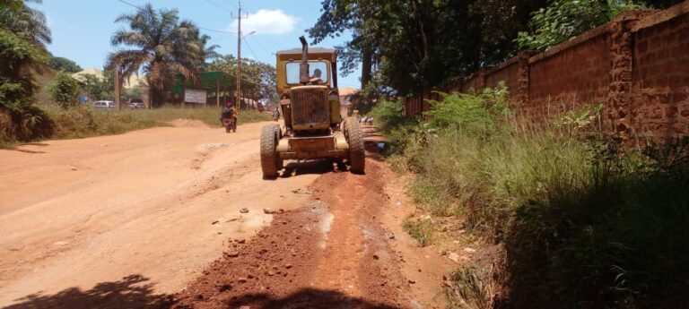 N’zérékoré : La mairie lance les travaux  de reprofilage de 50 km de voirie urbaine