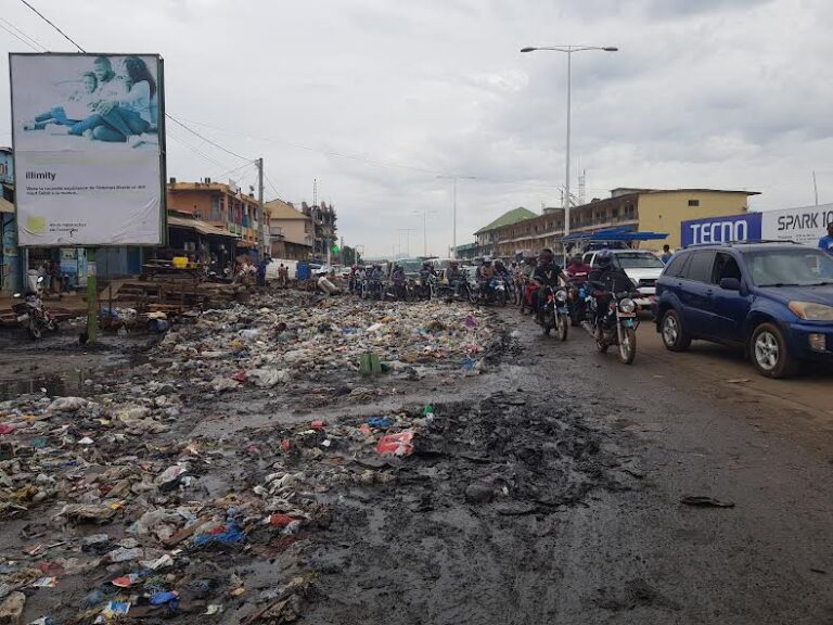 Guinée/Société :  Après les premières pluies, les ordures jonchent les rues de Conakry