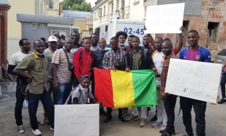 A l’Etranger : La Fédération internationale des étudiants doctorants et stagiaires guinéens en grève  pour non-paiement de leurs bourses