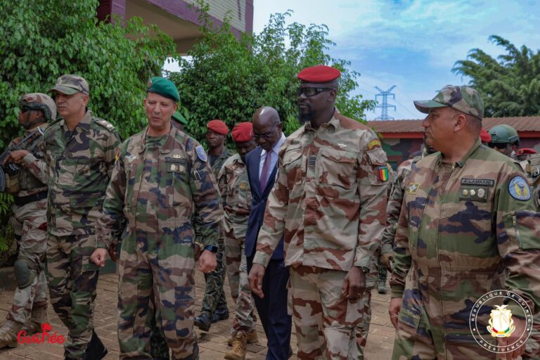 Guinée/Armée: Le Chef de l’Etat rend visite aux formateurs parachutistes marocains au Camp Alpha Yaya Diallo