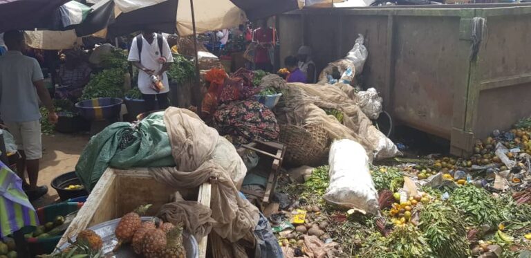 Conakry/Insalubrité: Les marchés de Matoto bondés de tas d’ordures