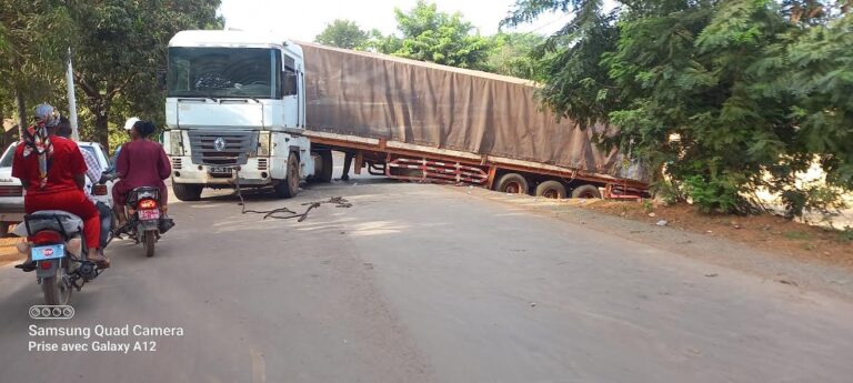 Boké-circulation routière : Un camion-remorque déraille, bloque la chaussée et crée d’énormes embouteillages à Boubouya