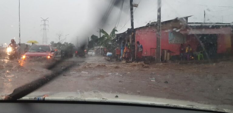 Conakry : la circulation sur l’autoroute Fidel Castro perturbée par la forte pluie du mercredi