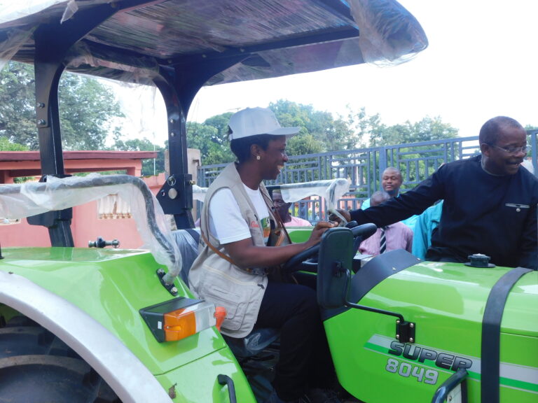Kindia/Agriculture : Quatre (4) tracteurs et une quantité importante d’intrants mis à la disposition de la préfecture