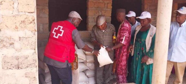 Forécariah/Humanitaire: La préfecture et la Croix-Rouge apportent une aide d’urgence aux sinistrés de Koffion