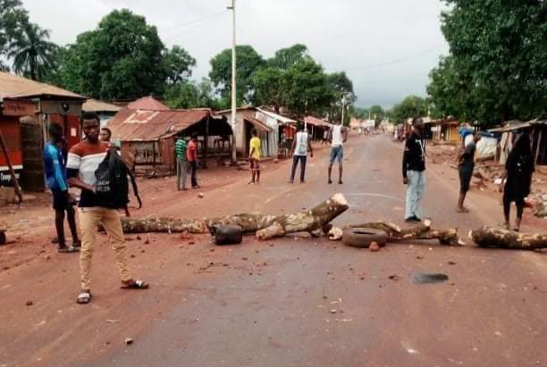Route Conakry-Boké: Des barricades érigées par un groupe de jeunes à  Yaguissira  (Kolaboui)