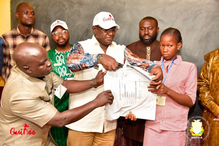 Guinée/Examen du CEE: Le ministre Guillaume Hawing ouvre la première enveloppe à Siguiri