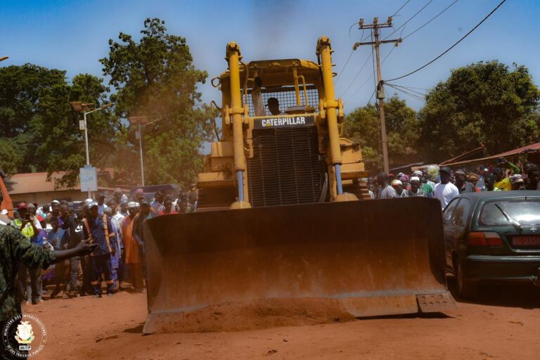 Gaoual/Infrastructures ; Le ministre des TP lance les travaux de bitumage de la voirie urbaine de la préfecture