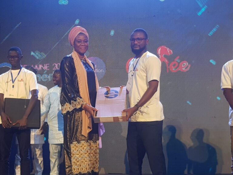 Guinée/Semaine du Numérique :  Salif Soumah lauréat du concours HACKATHON bénéficie d’un ordinateur et un voyage au Rwanda