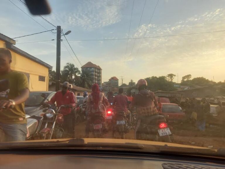 Conakry : la construction de l’échangeur de Bambéto empêche la fluidité de la circulation