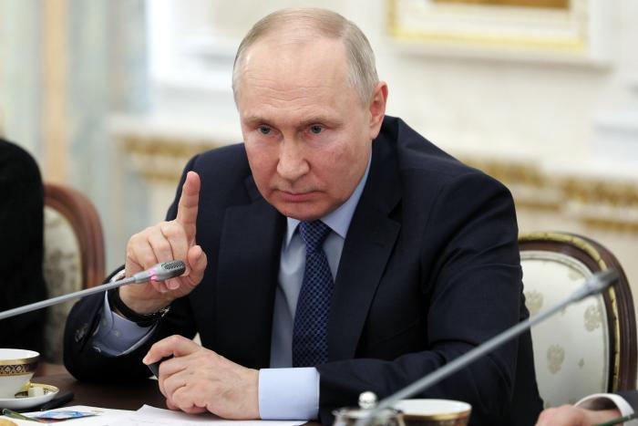 « Vous avez évité la guerre civile », dit Vladimir Poutine à ses troupes